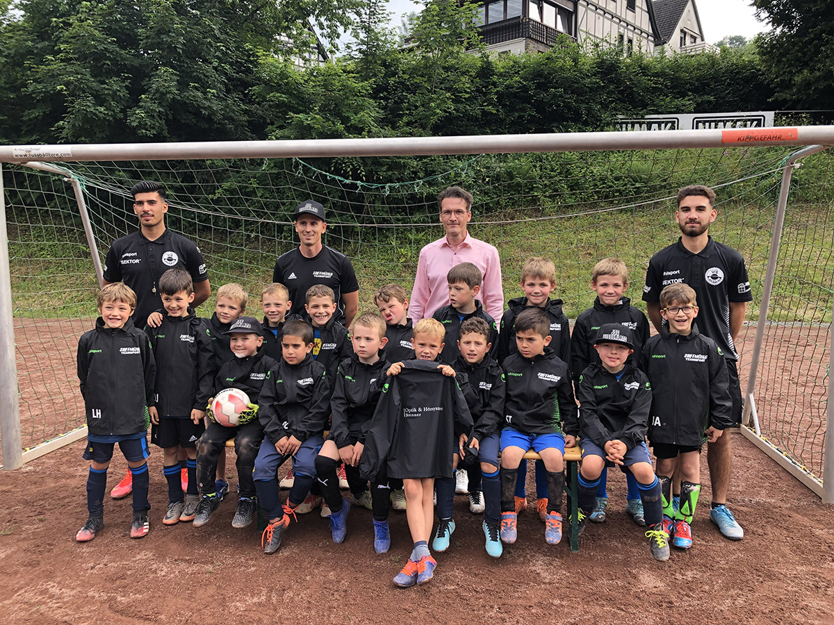 F-Jugend Mannschaft der JSG Wisserland mit neuen Regenjacken ausgestattet