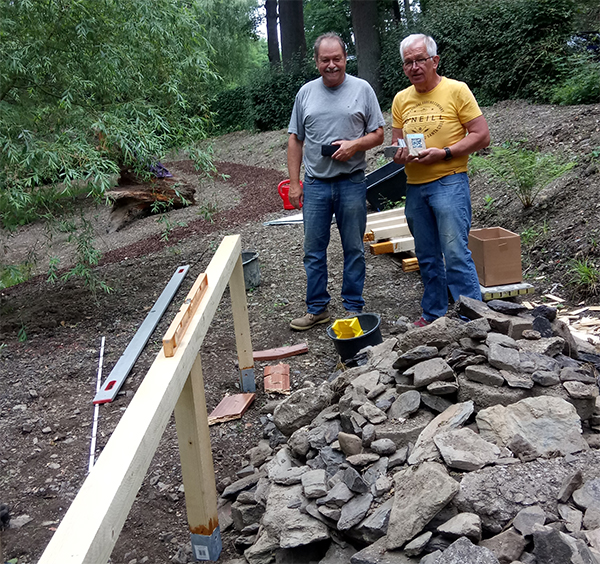 Kmmerer Rainer Buchen (links) und Gruppenmitglied Michael Schtz (rechts) bei der Arbeit in den Rainanlagen. Foto: Privat