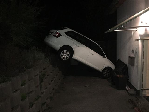 PKW rollte los und strzte etwa 2 Meter in die Tiefe. Foto: Polizei