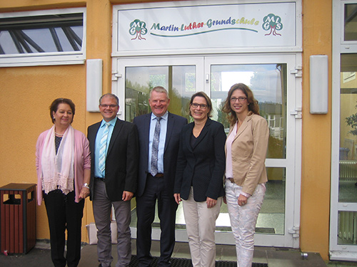 Prominenten Besuch bekam die Martin-Luther-Grundschule in Betzdorf: (von links) Schulrtin Marie-Luise Hees, Schulleiter Jrg Pfeifer, Brgermeister Bernd Brato, Bildungsministerin Dr. Stefanie Hubig, MdL Sabine Btzing-Lichtenthler, Ministerin fr Arbeit, Soziales, Familie und Gesundheit. Fotos: Pr