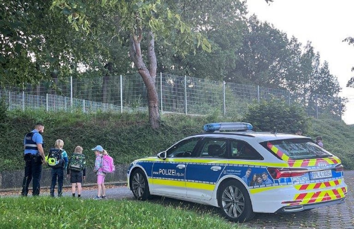 Die Polizei Montabaur bei der Sicherung der Schulwege. (Foto: Polizeiinspektion Montabaur)