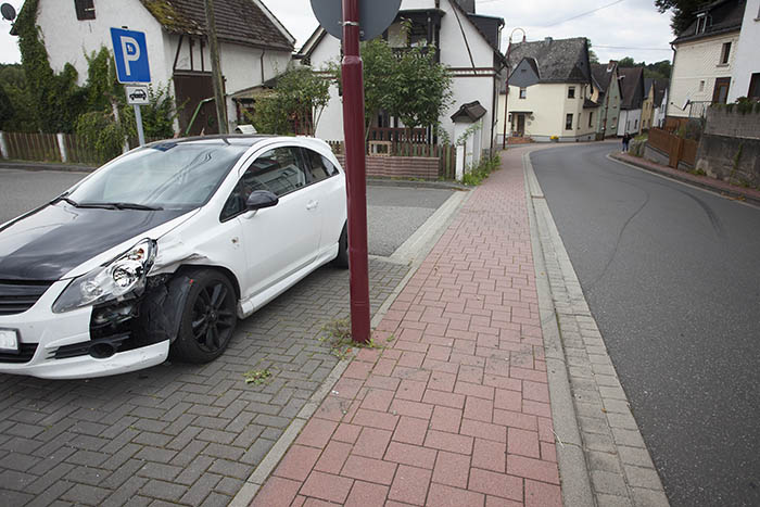 Spuren in der Brckenstrae zeugen noch vom nchtlichen Einsatz. Foto: Wolfgang Tischler