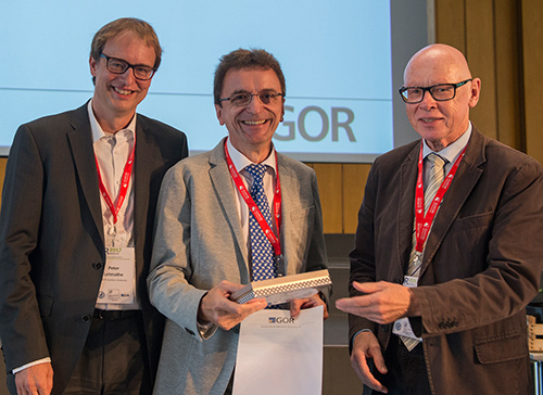 Laudator Prof. Letmathe, Preistrger Prof. Pesch und Prof. Inderfurth (Vorsitzender der Jury) (v.l.) Foto: Bernd Wannenmacher