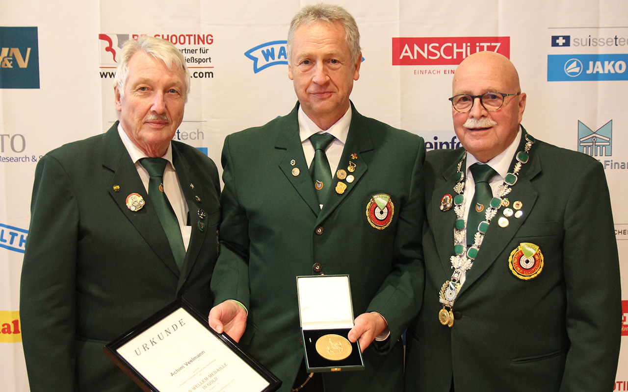 Fr seine Verdienste erhielt Achim Veelmann (Mitte) die Jan Wellem Medaille in Gold. (Fotos: Daniel Hfelmanns)