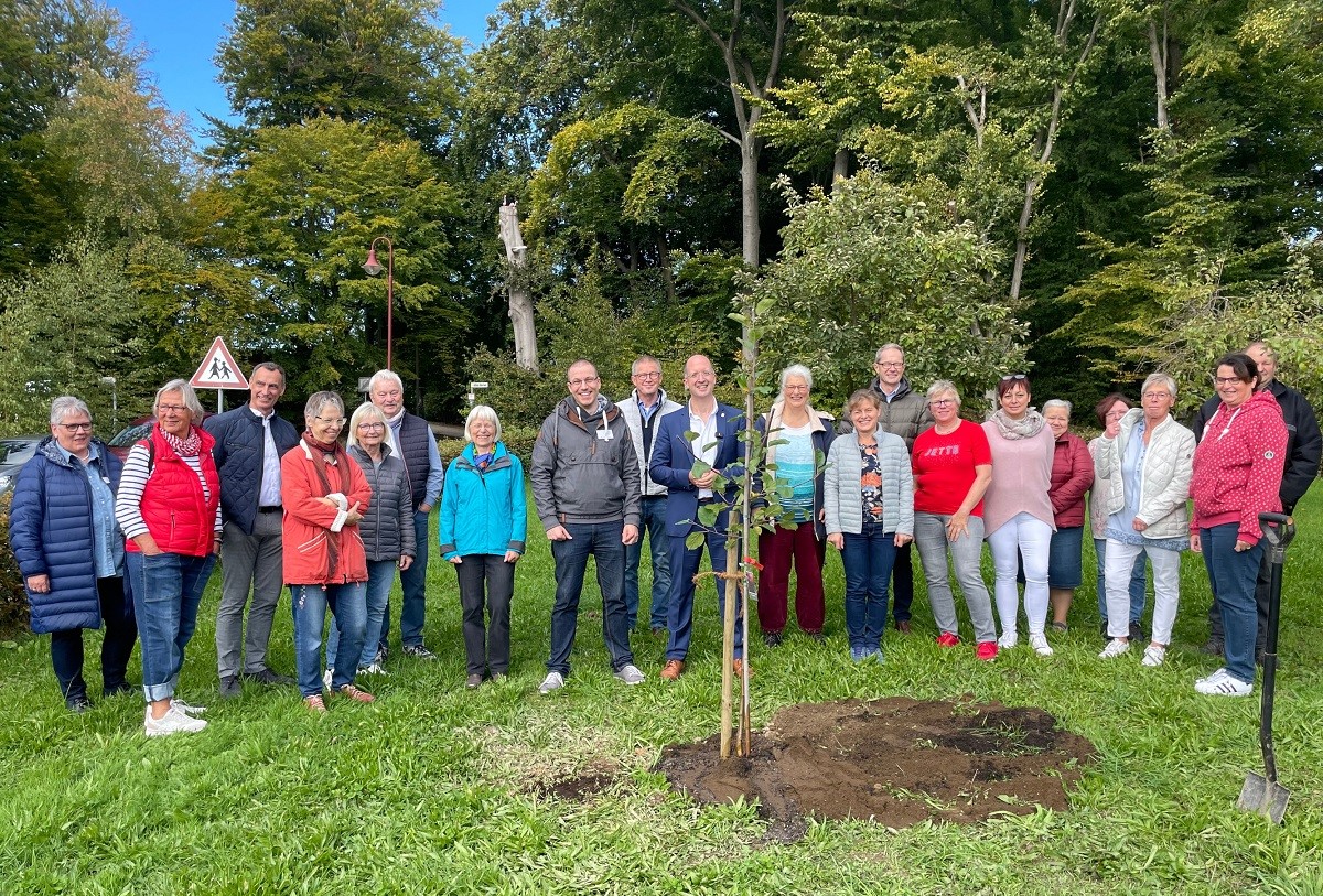 Prses pflanzt Baum der Hoffnung in Rengsdorf