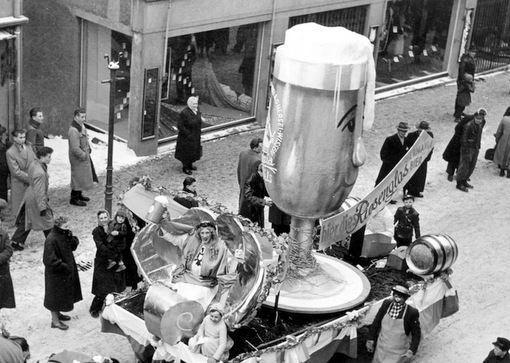 Ein historischer Motivwagen aus dem Wissener Karnevalszug des Jahres 1956. (Foto: Wissener KG) 