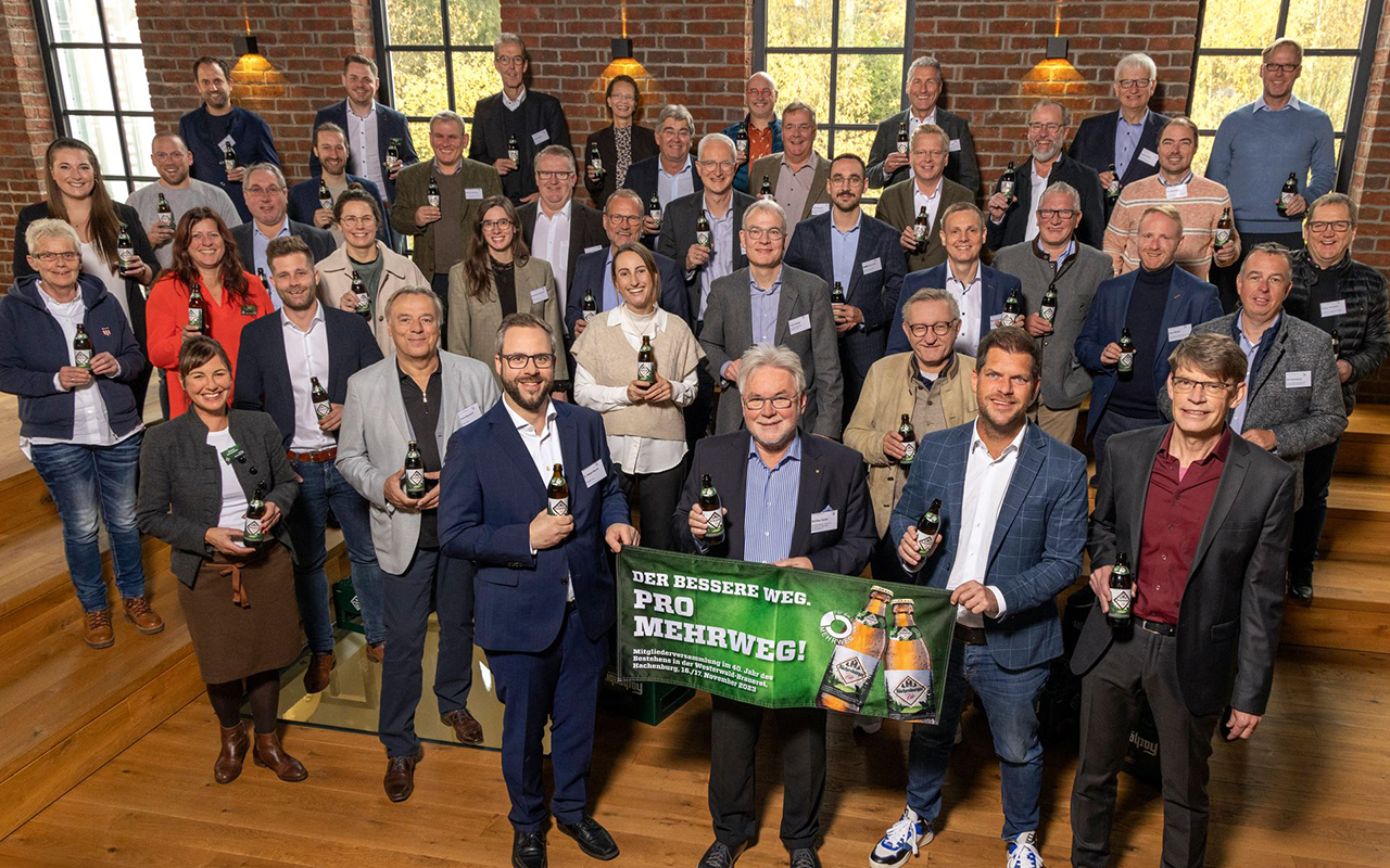 An der zweitgigen 40. Jahrestagung des Verbands Pro Mehrweg in der Westerwald-Brauerei nahmen neben Dr. Dirk Grnhoff (1. Reihe, von rechts), Jens Geimer und Gnther Guder mehr als 40 Fachleute aus der Getrnkebranche teil. (Foto: Westerwald-Brauerei)