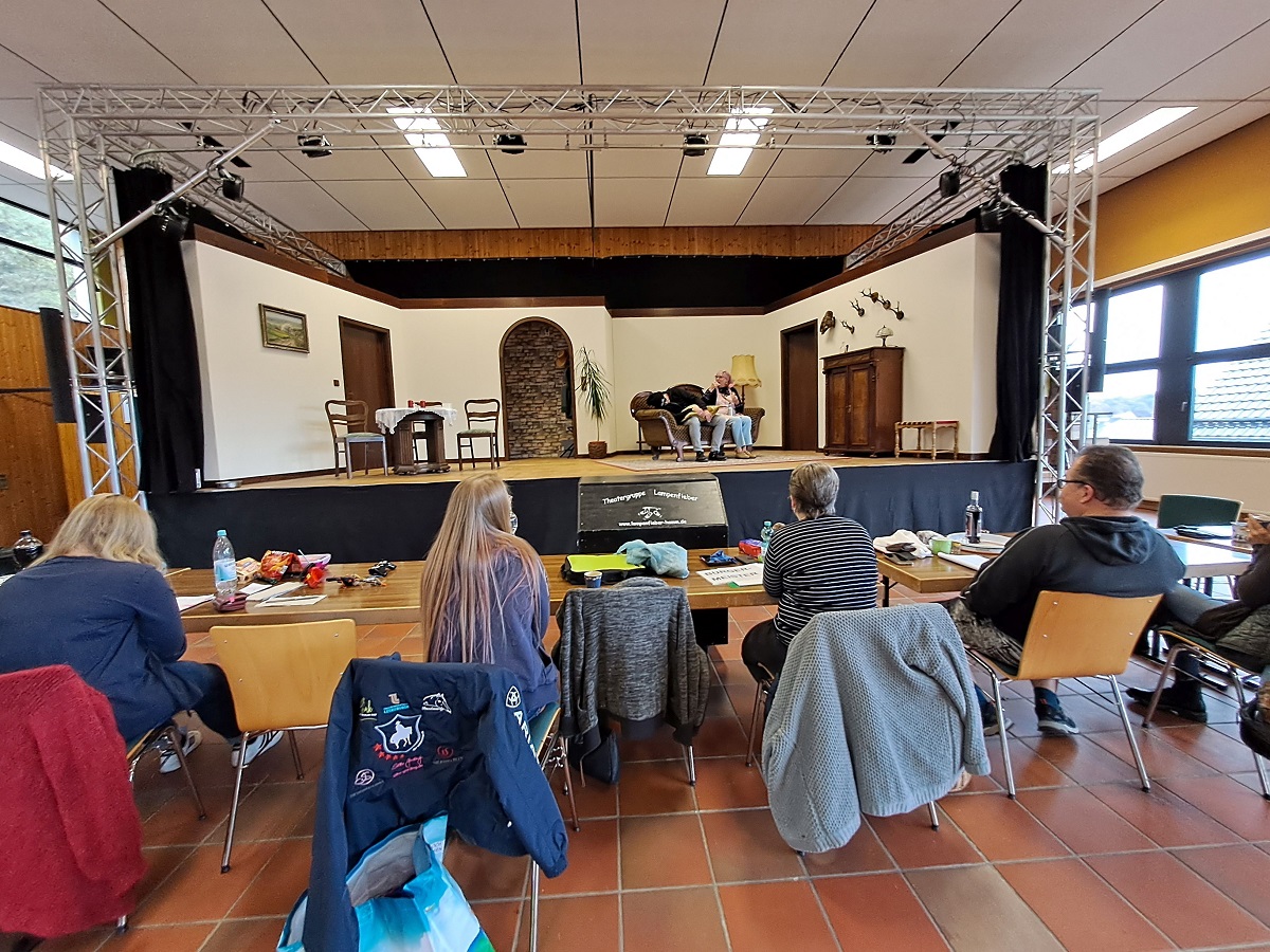 Probe unter den kritischen Blicken der Kollegen. Im Brgerhaus Etzbach ist alles schon bereit fr die Premiere und sechs weitere Auffhrungen. (Fotos: Silvia Patt)