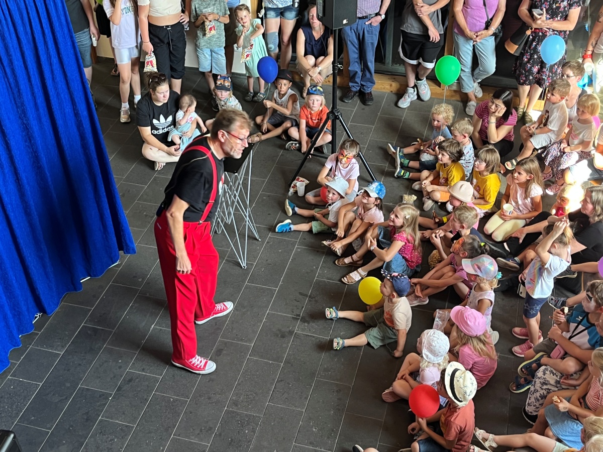 Am Wochenende fllte sich der Bahnhofsplatz in Puderbach mit rund 1000 Menschen. (Fotos: privat)