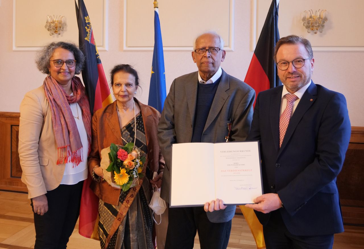 V.l.n.r.: Nisa Punnamparambil-Wolf, Sosamma Punnamparambil, Jose Punnamparambil, SGD-Nord-Prsident Wolfgang Treis. Foto: SGD Nord