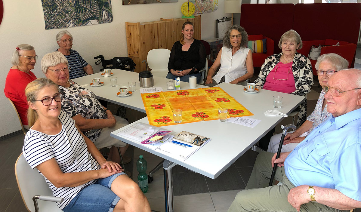 Zurecht gab es bei allen zufriedene Gesichter: Denn als Gemeindeschwester plus hatte Birgit Boos (links) im Auftrag des Gesundheitsamtes das passende Rezept dabei. (Foto: Mario Seitz)
