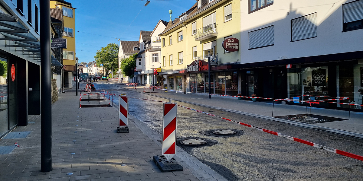 Auf die Fahrbahn wird ein neuer Belag aufgetragen. (Foto: VG-Verwaltung)