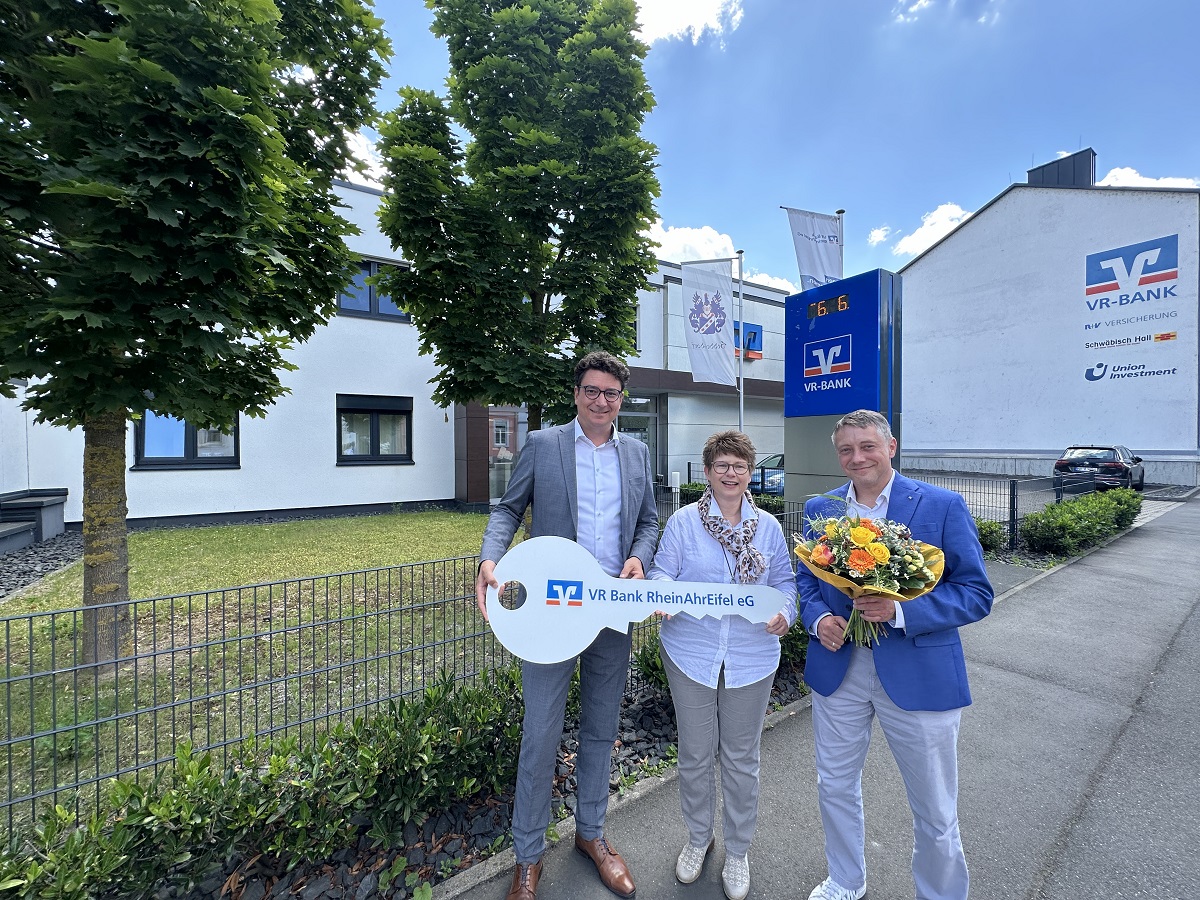 Von links: Christian Kehr (Direktor Regionalmarkt Neuwied-Linz), Tanja
Hummrich-Mckl (Filialleiterin Heddesdorf) und Carsten Schmidt (Teamleiter
Privatkunden mit Sitz in Neuwied). (Foto: Florian Ktt/ VR Bank RheinAhrEifel eG)