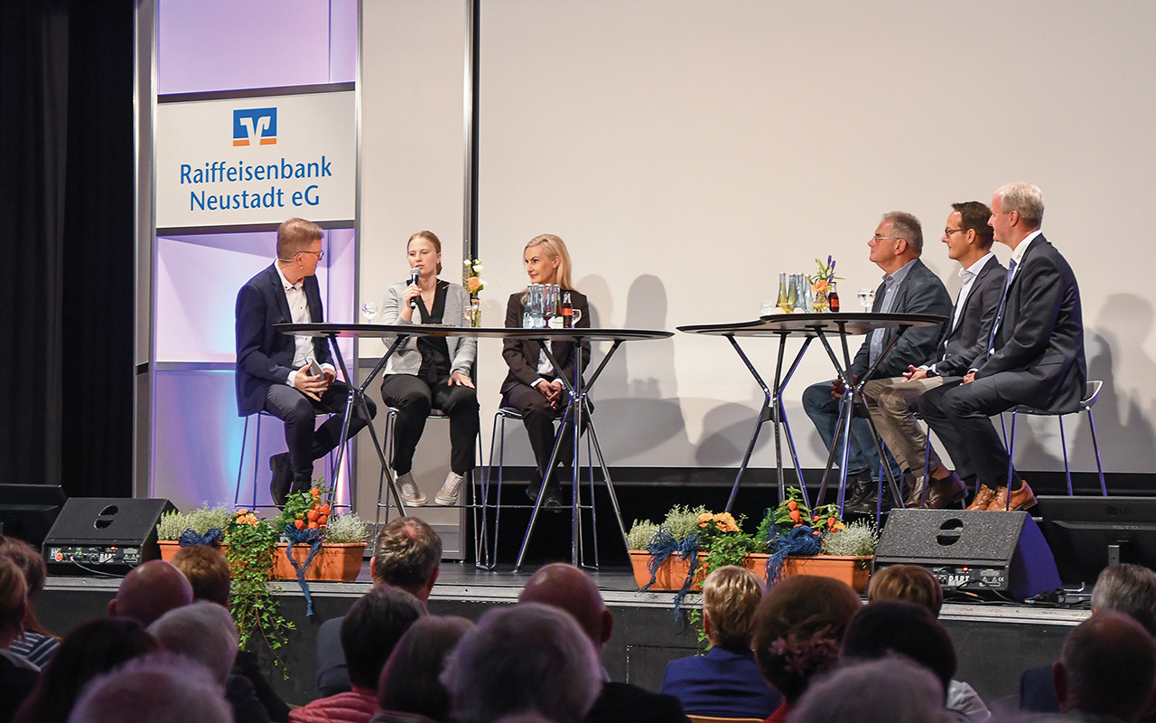 Marcelo Peerenboom (von links) moderierte die Talkrunde, an der Nathalie Mohr, Nicole Behrens, Paul Salz, Frank Brabender und Konrad Breul teilnahmen. (Fotos: Jennifer Einolf/Raiffeisenbank Neustadt)