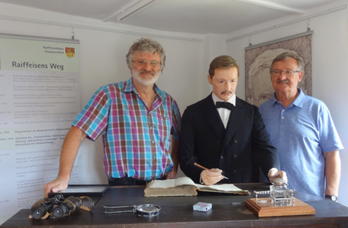 Durften Raiffeisen in Flammersfeld ber die Schulter schauen: Josef Zolk (rechts) und Uli Schmidt. (Foto: Forum Soziale Gerechtigkeit)  