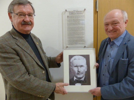 Landrat Michael Lieber (rechts) und Josef Zolk, initiierten die Namensgebung fr den kleinen Sitzungssaal der Kreisverwaltung, der nun Friedrich-Wilhelm-Raiffeisen-Zimmer heit. (Foto: Kreisverwaltung Altenkirchen)  