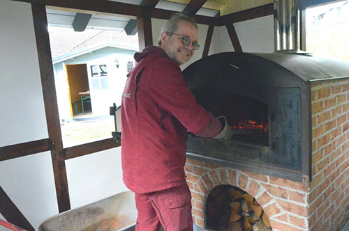 Backes am Raiffeisenhaus Flammersfeld eingeweiht