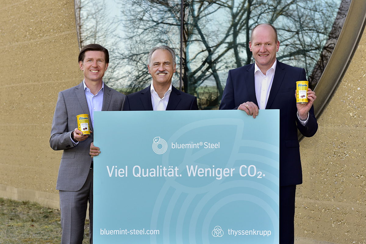 Von links: Mark Aegler, CEO von Hoffmann Neopac, Dr. Martin Messerli, Chief Operating Officer von Ricola und thyssenkrupp Rasselstein CEO Dr. Peter Biele. Foto: privat