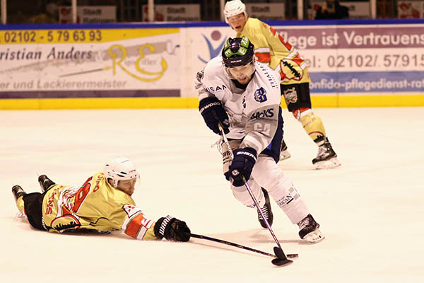 35. Minute in Ratingen: Martin Brabec bekommt den Puck im letzten Augenblick von Florian Pompino von der Schaufel gestochen. Im direkten Gegenzug erzielen die Ice Aliens das Tor zum 2:2. Foto: Verein