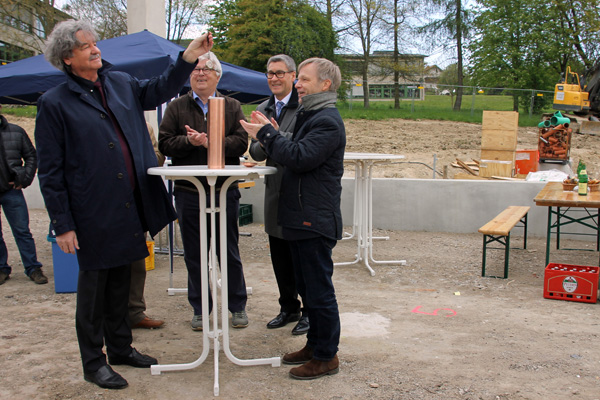 In die Grundstein-Rolle legte Guy Uberecken (links) die Uhr des Vaters des Spenders Joseph Bellinghausen - Zeugen waren (von links) Werner Seifert (Vorsitzender des Bezirksausschusses Aegidienberg), Ulrich Luh (Architekt der bauausfhrenden Firma Goldbeck) und Brgermeister Otto Neuhoff (rechts). Foto: Privat