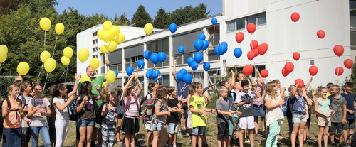 Als krnenden Abschluss des ersten Schultages lieen die neuen Mitglieder der MDRSplus-Familie ihre Wnsche fr die kommende Schulzeit mit Hilfe von bunten Ballons in den blauen Himmel aufsteigen. (Foto: MDRSplus)