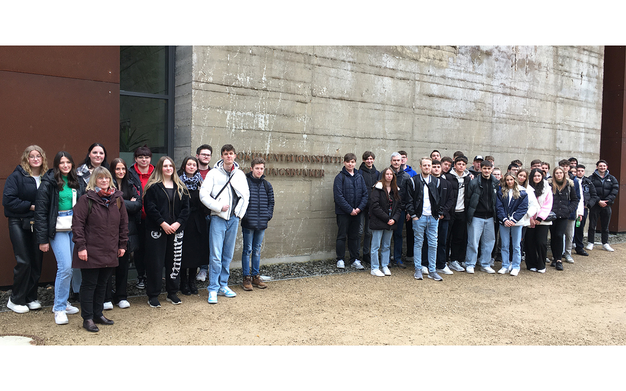 Die angehenden Abiturienten besuchten den ehemaligen Regierungsbunker in Ahrweiler. (Foto: BBS Wissen)