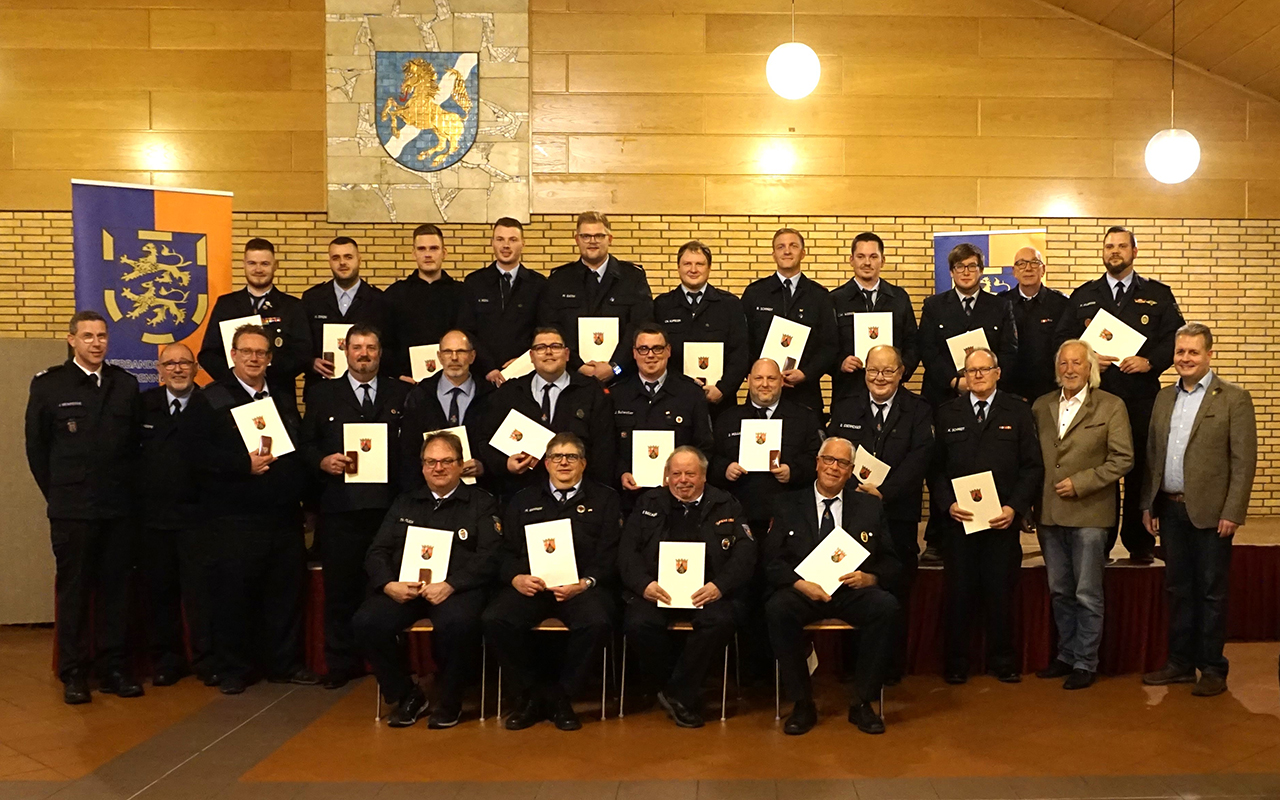 25 Feuerwehrkameraden der Wehren der Verbandsgemeinde Rennerod wurden fr ihren aktiven Feuerwehrdienst ausgezeichnet. (Foto: Kerstin Guckert)
