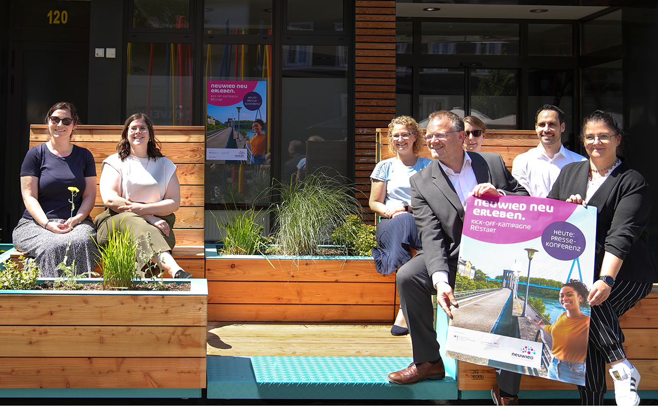 Jan Einig freut sich mit Michaela Ullrich (vorne), Stephanie Krings vom Stadtbauamt (hinten von links), Wirtschaftsfrdererin Alexandra Rnz, Stadtmarketingleiterin Julia Kloos-Wieland, Alena Linke aus der Planungsabteilung der Stadt und Peter Gallant von adhoc media ber die Erffnung des Innenstadtlabors. (Foto: Stadt Neuwied/Maxie Meier)
