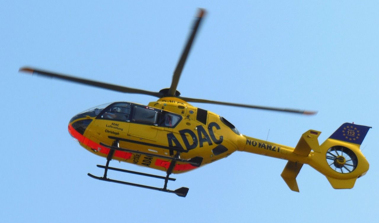 Medizinischer Notfall bei einem Radfahrer: Hubschrauber landet auf B 62