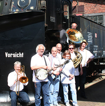 Die Jazzband "Schrglage" werden die Themen von Stefan Reusch musikalisch gewitzt begleiten. Fotos: Veranstalter