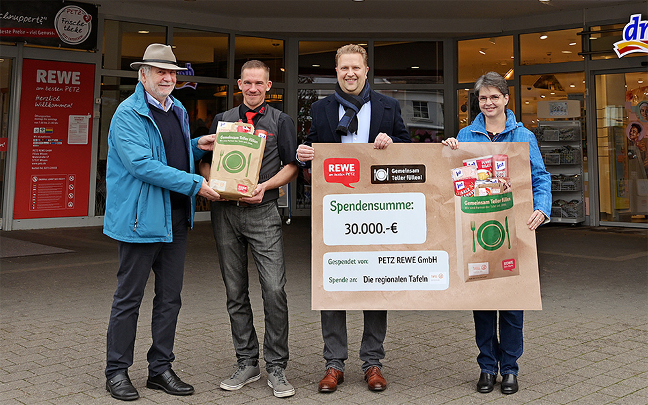 Die Vertreter von Petz Rewe berreichen den Mitarbeitern der Tafel den Spendenscheck. (Foto: Petz Rewe)