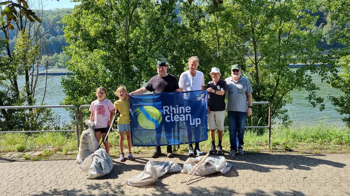 Von links nach rechts: Wolfgang von Keitz, Ulrich J. Giebel, Knut von Wlfing, Martin Bierwirth mit Tochter Ranja und Freund Jana beim diesjhrigen RhineCleanUp. (Foto: Wolfgang von Keitz)