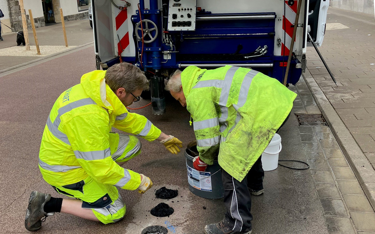 Unabhngiger Fachgutachter aus Neuwied entnahm die Kernbohrungen in der Wissener Rathausstrae und verfllte die Bohrlcher wieder mit Bitumen. (Foto: Verwaltung)
