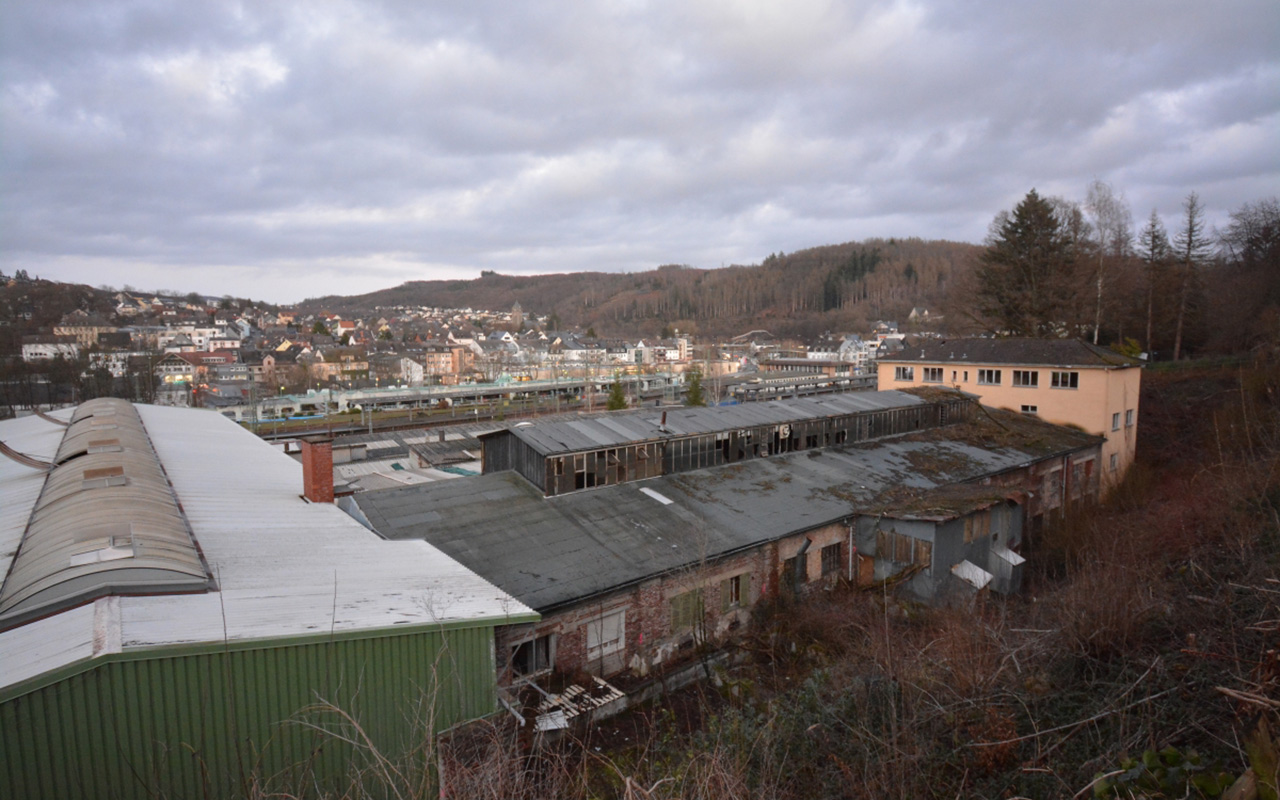 Betzdorf: Groprojekt Quartier am Eisenbahnausbesserungswerk - Abrissbagger ist angerollt