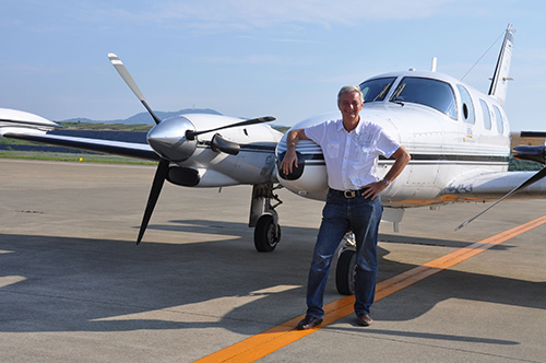 Reiner Meutsch vor Piper Cheyenne. Foto: Reiner Meutsch Stiftung Fly & Help