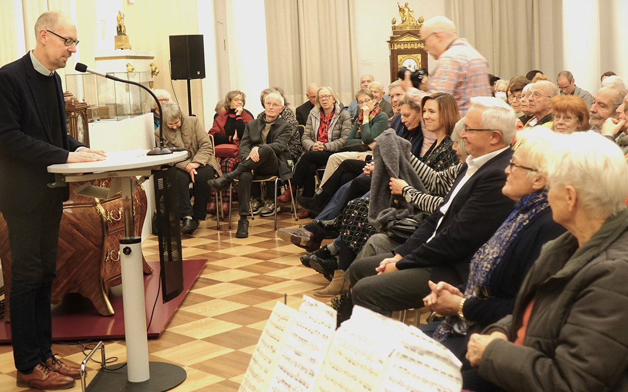 Bernd Willscheid hie die Besucher der Jahreskunstausstellung herzlich willkommen. (Fotos: Jg)