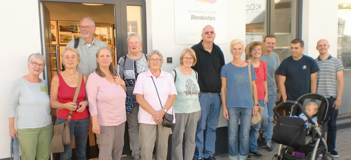 In Altenkirchen haben sich auf Einladung der Kreisvolkshochschule Interessierte am Tag des offenen Denkmals zu einem Stadtrundgang getroffen. (Foto: privat) 