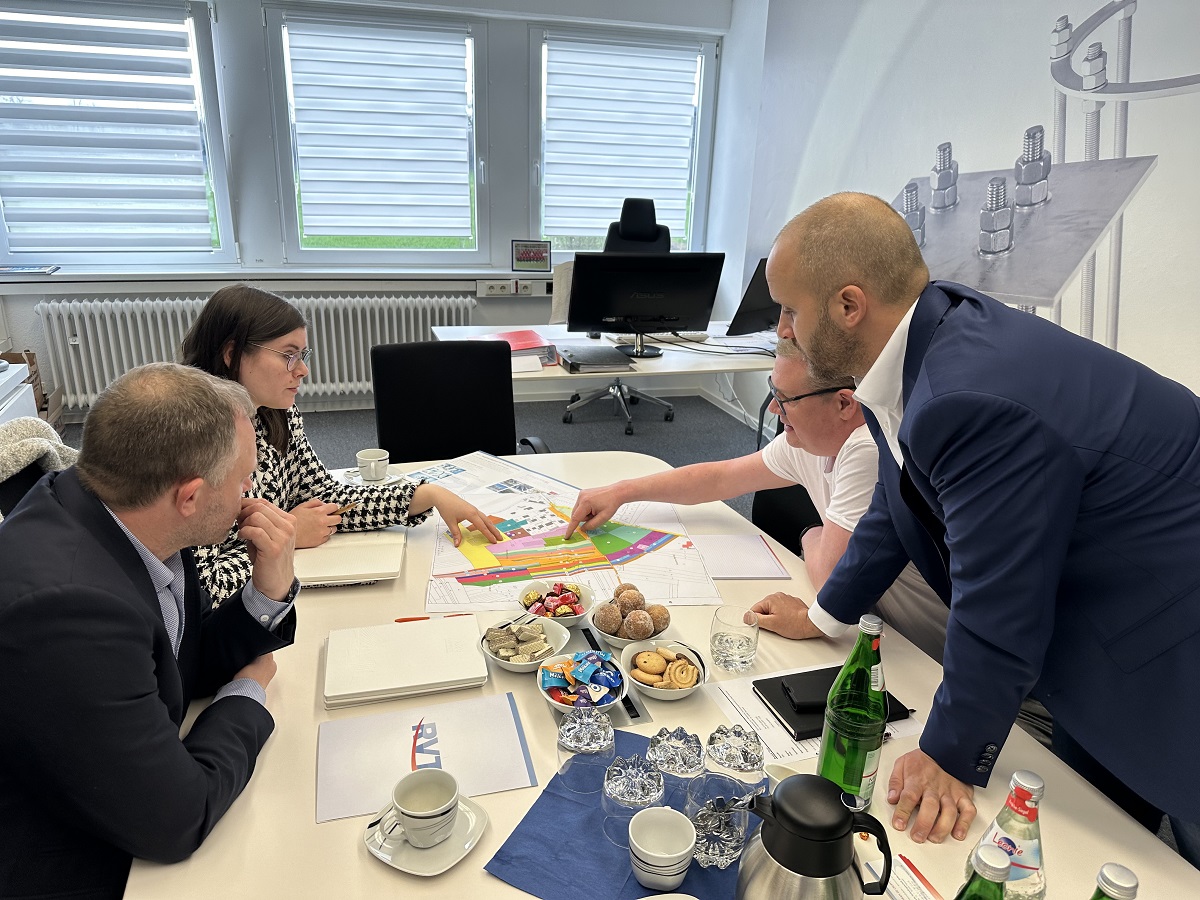 Oberbrgermeister Jan Einig (von links); Wirtschaftsfrdererin Alexandra Rnz, Firmenchef Stefan Simonis und Prokurist Patrick Thran-de Cruppe sprachen beim Besuch auch ber mgliche Erweiterungsoptionen. (Foto: Stadt Neuwied/Ulf Steffenfauseweh)