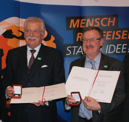 Werner Bhnke (links) und Josef Zolk erhielten die Ehrenmedaille des Rheinisch-Westflischen Genossenschaftsverbandes in Gold. (Fotos: Andreas Schultheis) 