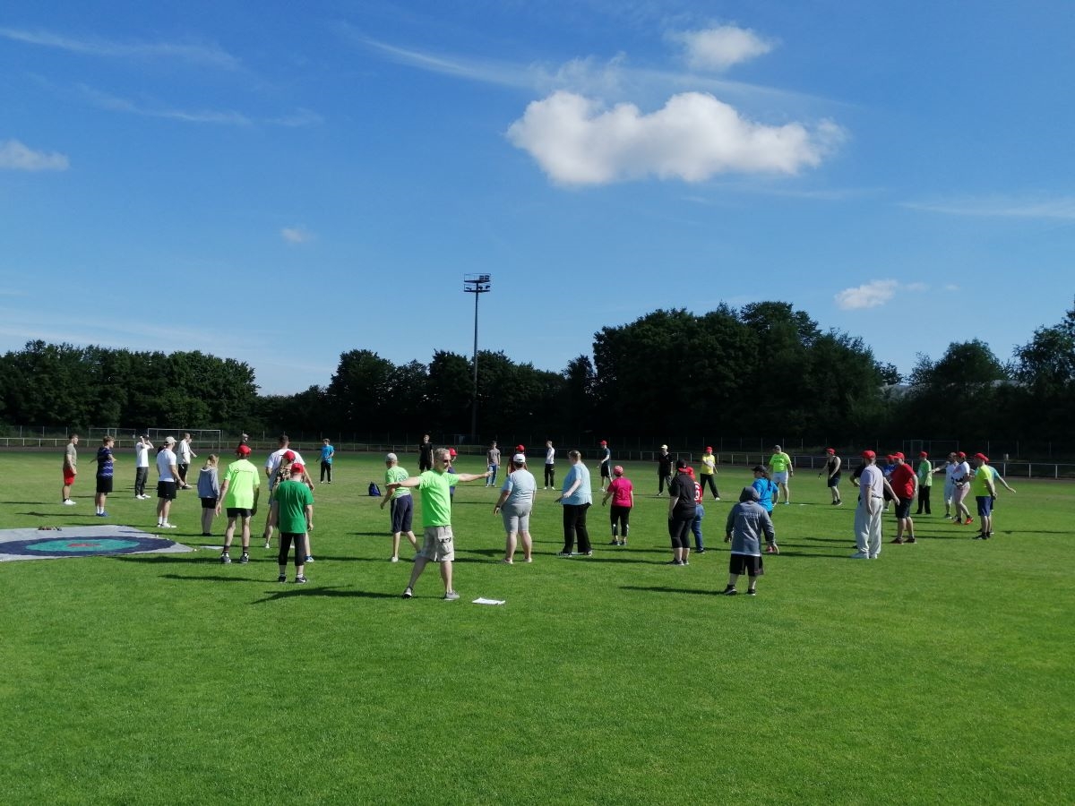 Bevor die bungen fr das Sportabzeichen abgelegt werden konnten, stand im Altenkirchener Stadion ein kleines Aufwrmprogramm auf dem Ablaufplan. (Foto: vh)