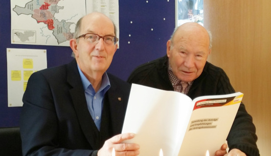 Michael Wschenbach (links) und Manfred Steinmann freuen sich ber die Annahme des Antrages durch den CDU-Bundesparteitag. (Foto: CDU) 