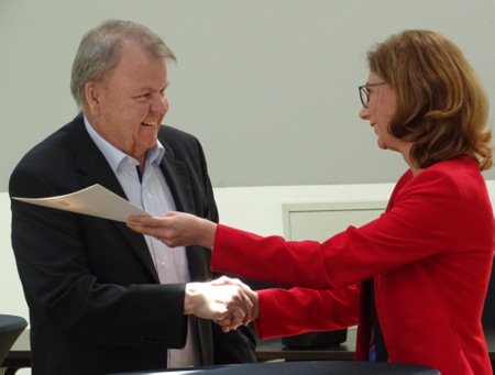 Staatsministerin Sabine Btzing-Lichtenthler hat Dr. med. Wolfram Johannes die Urkunde zur Ernennung als Sanittsrat berreicht. (Foto: jmlp.) 