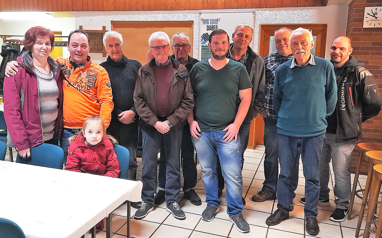 Die Selbacher Schtzen konnten sich endlich wieder zum gemeinsamen Wurstessen nach dem beliebten "Sauschieen versammeln. (Fotos: Bernhard Theis) 