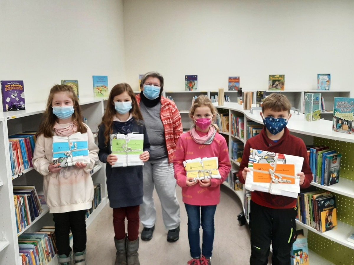 Die Gewinner (von links) Sophia Hhner, Marie Junge, Lina Schiller und Ben Enders freuen sich ber ihre Buchpreise zusammen mit der Betreuerin der Schlerbibliothek Lelefer Ruckes (Mitte). (Foto: Schule) 
