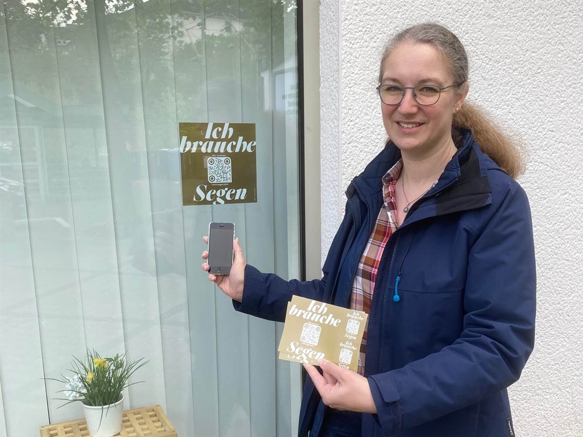 So wie Pastoralreferentin Ulrike Ferdinand knnen auch andere Brger am nahdran in Betzdorf den QR-Code mit ihrem Smartphone scannen, um zur der Initiative segen.jetzt zu gelangen. (Foto: Dekanat Kirchen) 