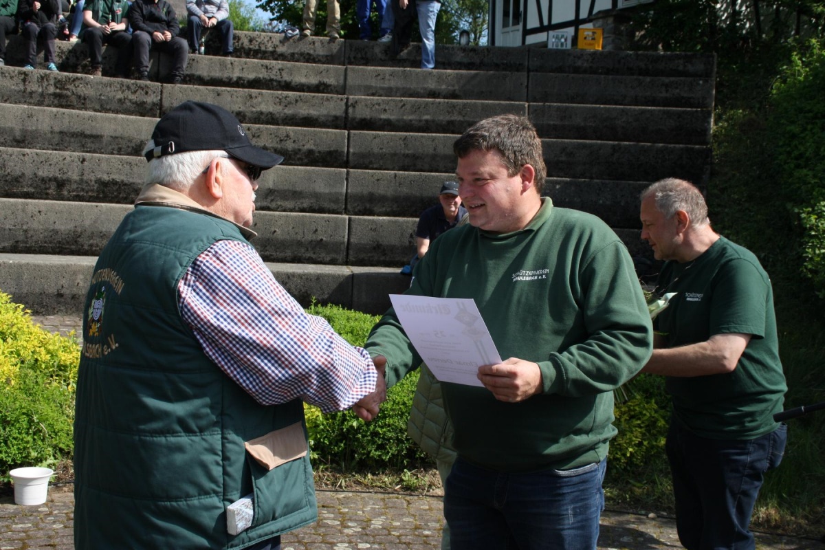 Auf der Freilichtbhne in Mehren wurde Elmar Deneu fr sein langjhriges Engagement geehrt. (Fotos: privat)