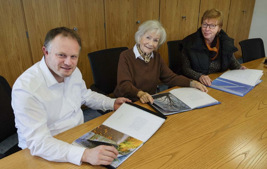 Die Fotografin Marie Schfer Mitte) bringt einen neuen Bildband heraus und hat das Manuskript vorab im Rathaus OB Jan Einig (links) und Petra Neuendorf (rechts) prsentiert. Foto: privat 