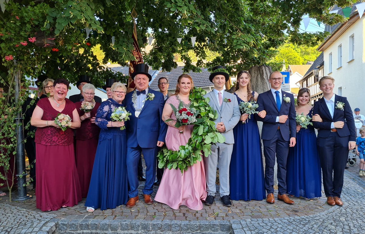 Die Knigspaare Werner und Monika Rolauf sowie Saskia Kessel und Marius Schmitz standen im Mittelpunkt der Scheurener Kirmes. (Foto: privat)