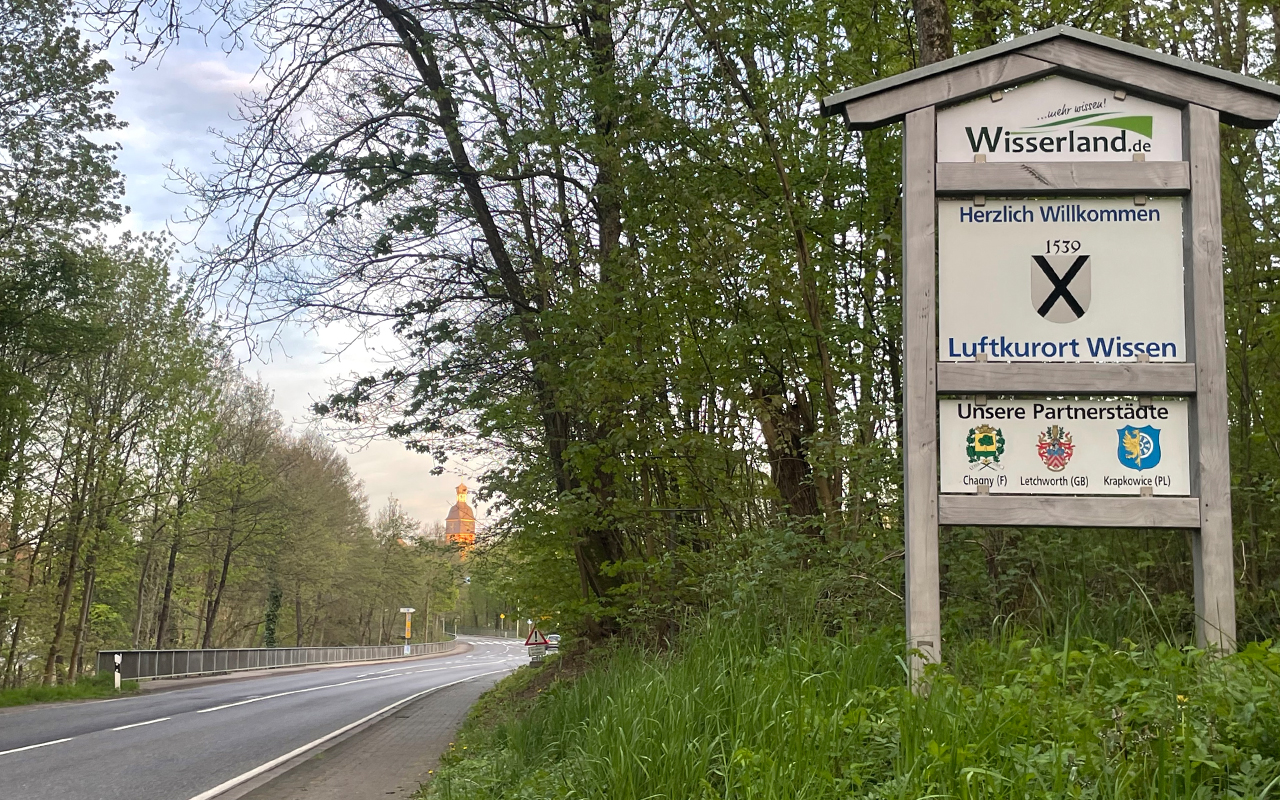 Staatlich anerkannter Luftkurort Stadt Wissen: Lediglich das Schild an der L 289 (Wissen-Morsbach) weist noch auf das Prdikat hin. (Foto: KathaBe)