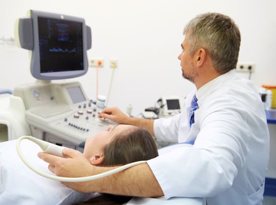 Dr. Benjamin Bereznai, Chefarzt der Schlaganfalleinheit in Selters fhrt eine Ultraschalluntersuchung der Halsschlagader durch. Foto: Krankenhaus Selters